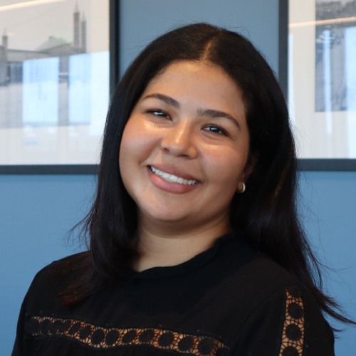 Headshot of Gizzelle Fernandez in front of a blue wall